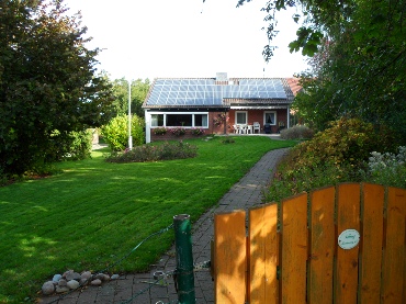 Garten, Blick auf das Ferienhaus.